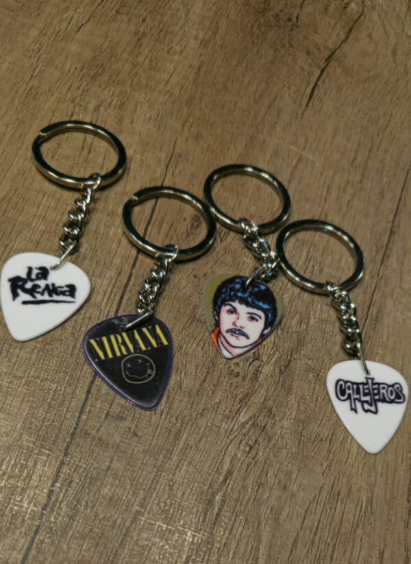 Llavero De Pua De Guitarra Con Logo ALEYMAR